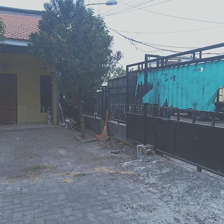 Kost Backpacker Hotell Sidoarjo Eksteriør bilde