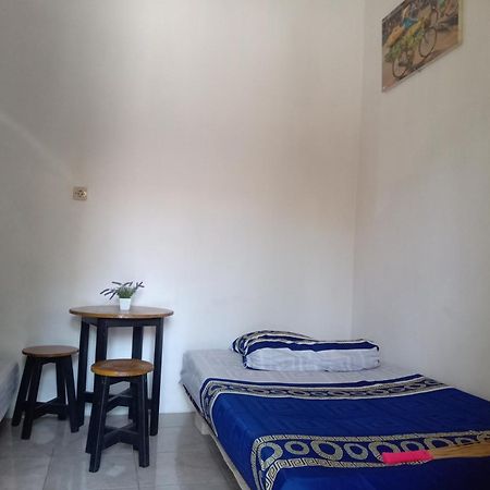 Kost Backpacker Hotell Sidoarjo Eksteriør bilde