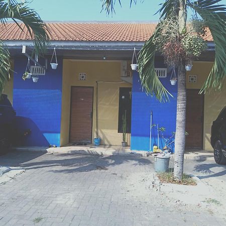 Kost Backpacker Hotell Sidoarjo Eksteriør bilde