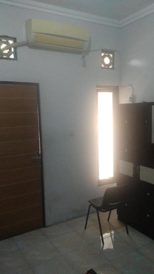 Kost Backpacker Hotell Sidoarjo Eksteriør bilde