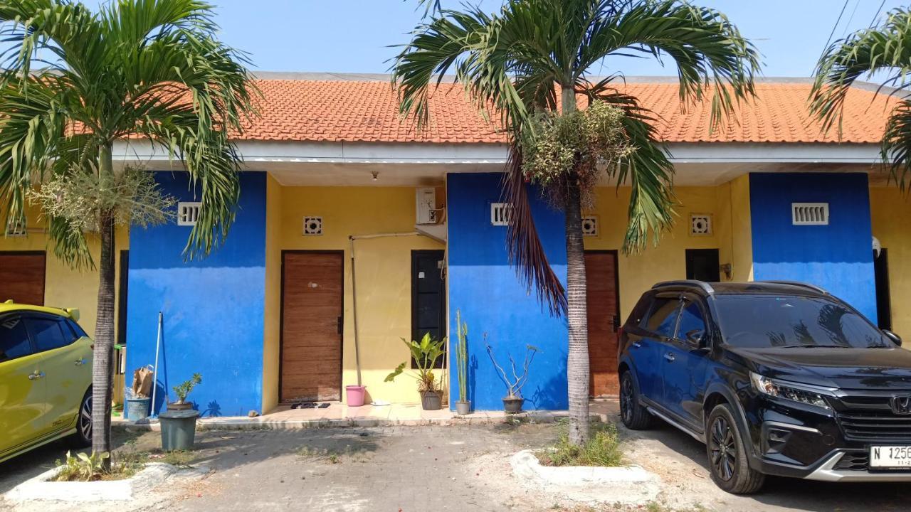 Kost Backpacker Hotell Sidoarjo Eksteriør bilde