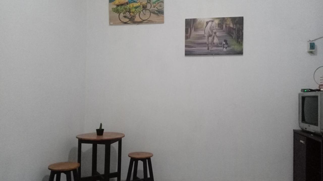 Kost Backpacker Hotell Sidoarjo Eksteriør bilde