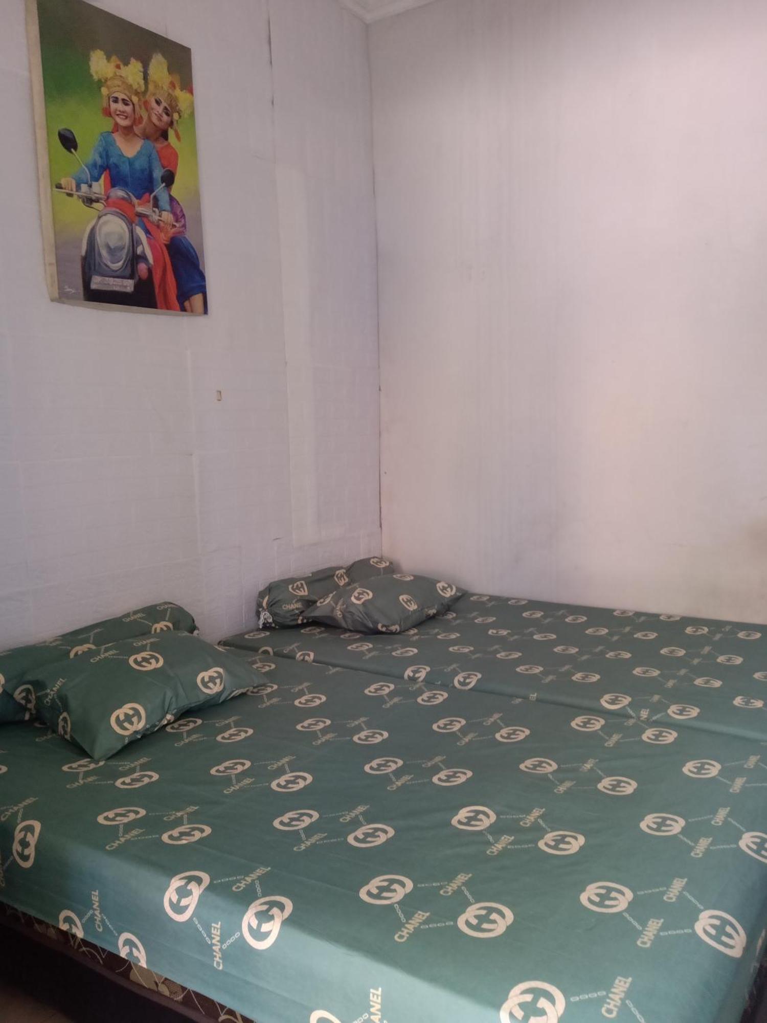 Kost Backpacker Hotell Sidoarjo Eksteriør bilde