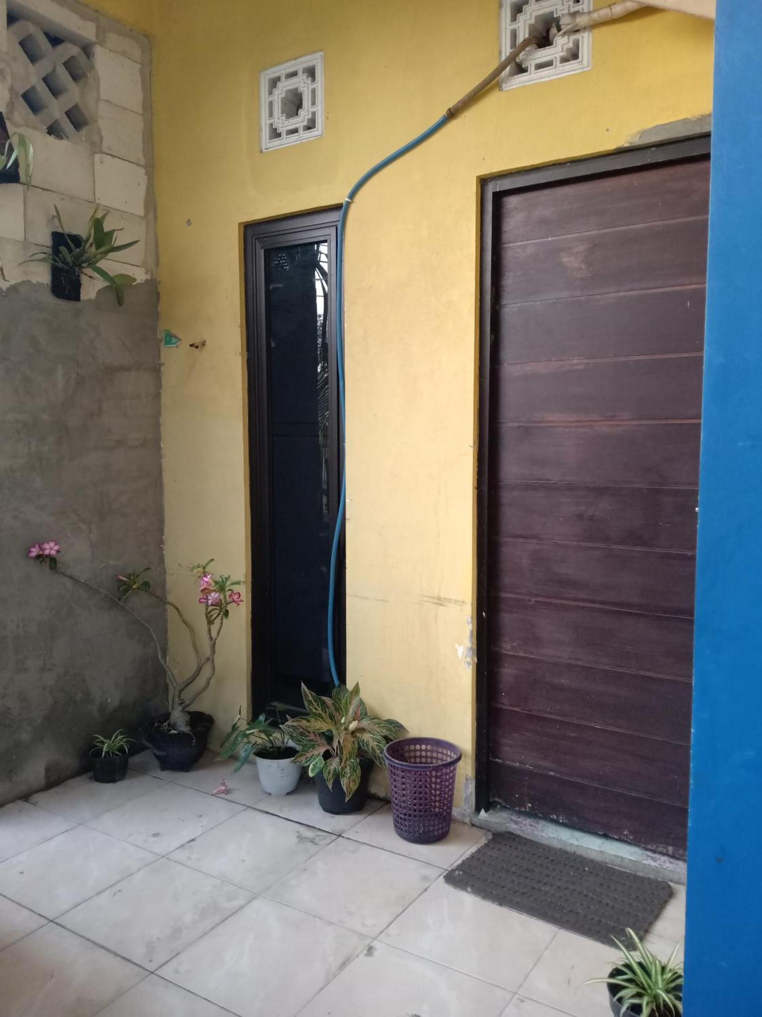 Kost Backpacker Hotell Sidoarjo Eksteriør bilde