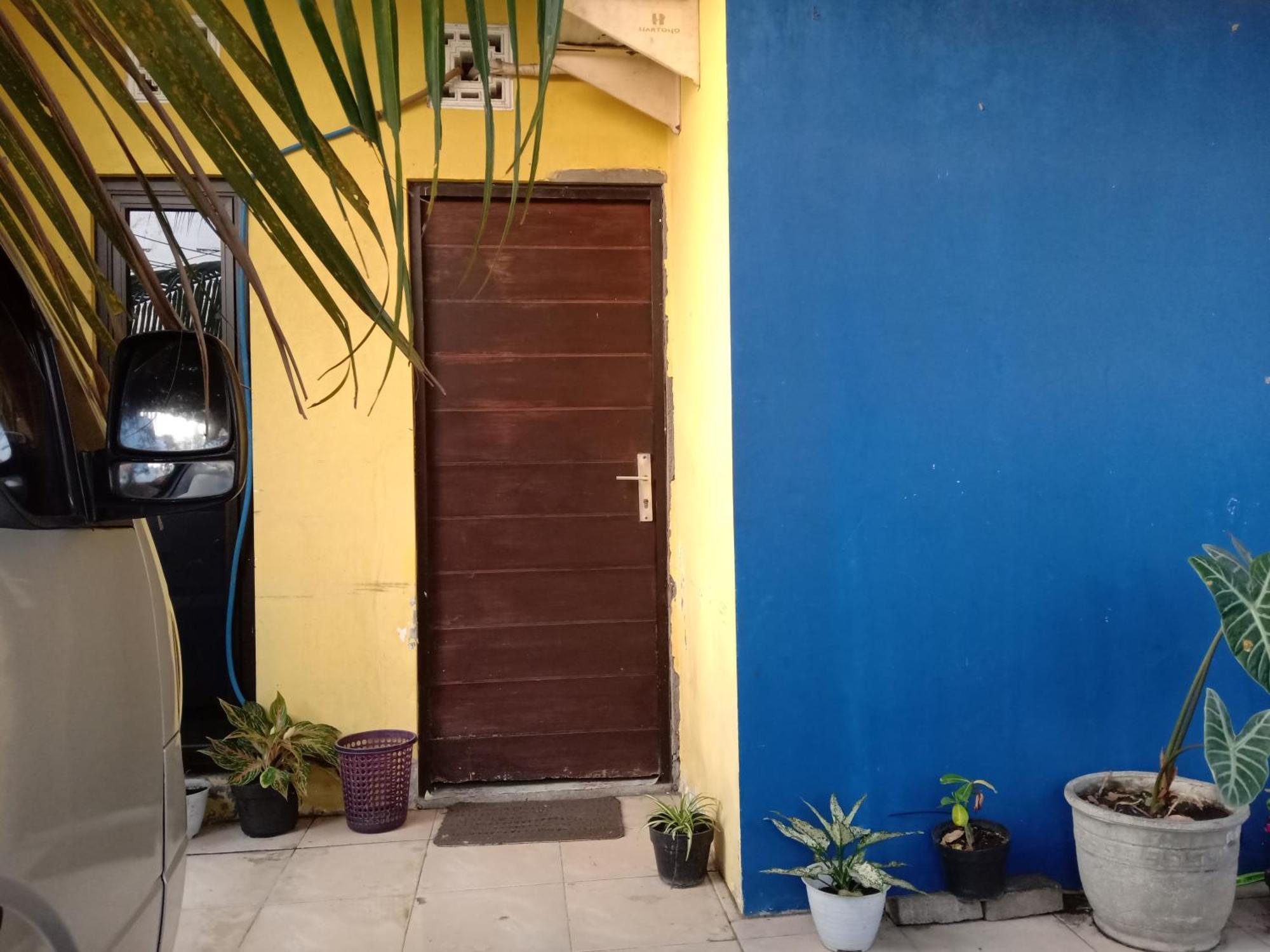 Kost Backpacker Hotell Sidoarjo Eksteriør bilde