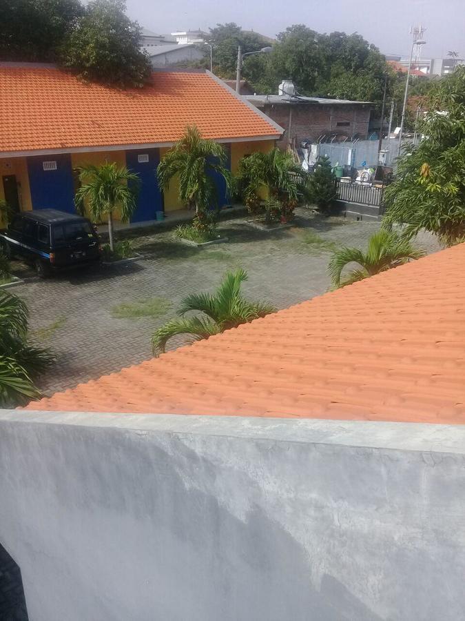 Kost Backpacker Hotell Sidoarjo Eksteriør bilde