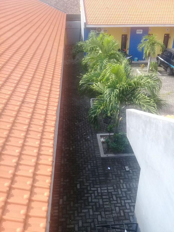 Kost Backpacker Hotell Sidoarjo Eksteriør bilde
