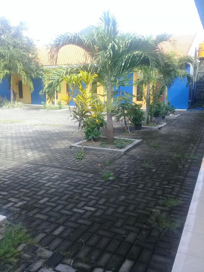 Kost Backpacker Hotell Sidoarjo Eksteriør bilde