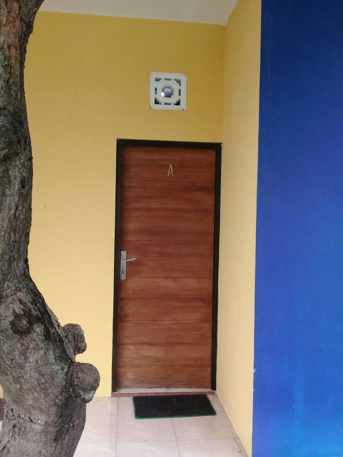 Kost Backpacker Hotell Sidoarjo Eksteriør bilde