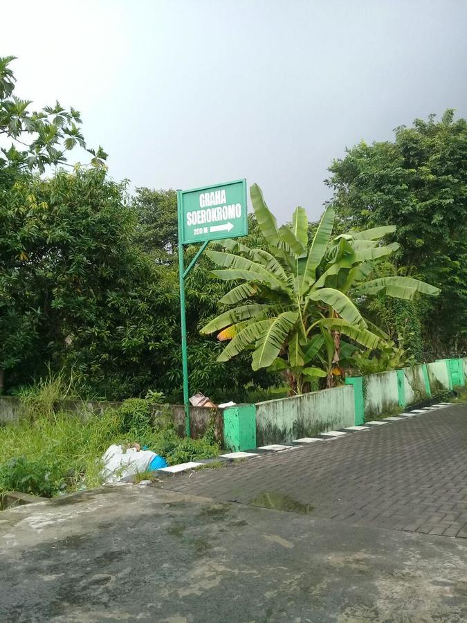 Kost Backpacker Hotell Sidoarjo Eksteriør bilde