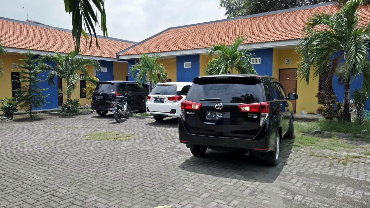 Kost Backpacker Hotell Sidoarjo Eksteriør bilde